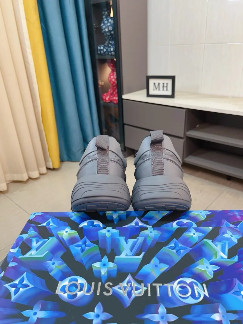 Men's men's shoes 💰560🌸🌸 LV style is novel and fashionable, the upper is made of imported cowhide + LV special materials! Super trendy design! It’s eye-catching! The leather is soft, delicate, shiny and translucent, showing the ultimate in pure handcraftsmanship, and the mesh is soft, comfortable and breathable! Size: 39-44 (38 45 customized)